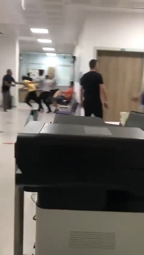 Hastanede Yumrukların Havada Uçuştuğu Kavga Kamerada