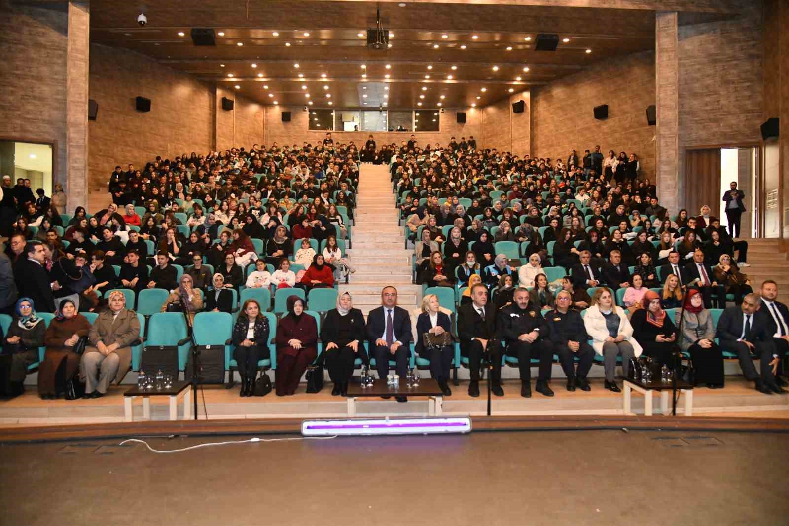 Hayata Köprü Sanat Projesi Kapsamında Altın Çağ Tiyatro Gösterisi Sahnelendi