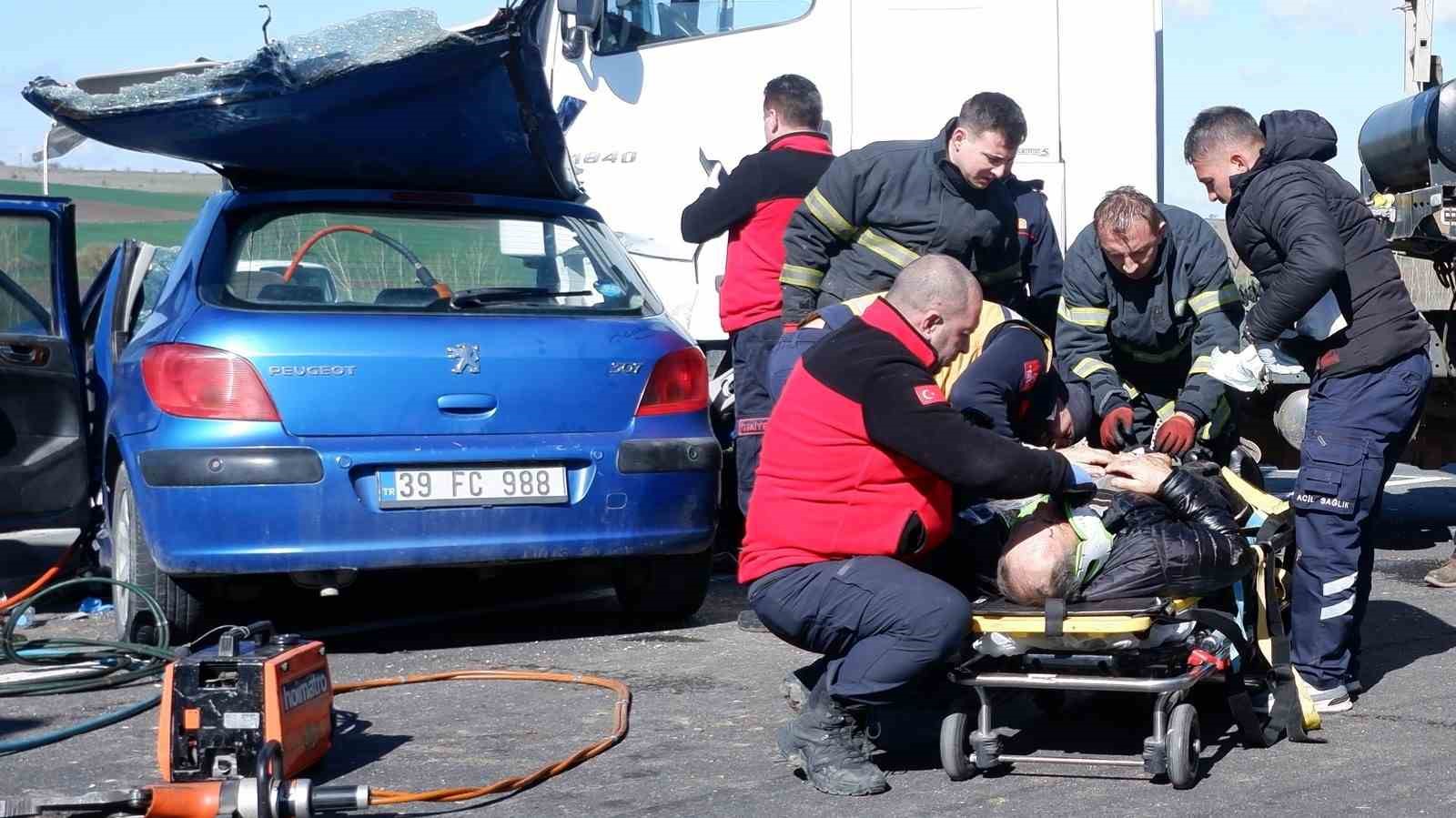 Hurdaya Dönen Araçta Sıkışanları Kurtarmak İçin Zamanla Yarıştılar