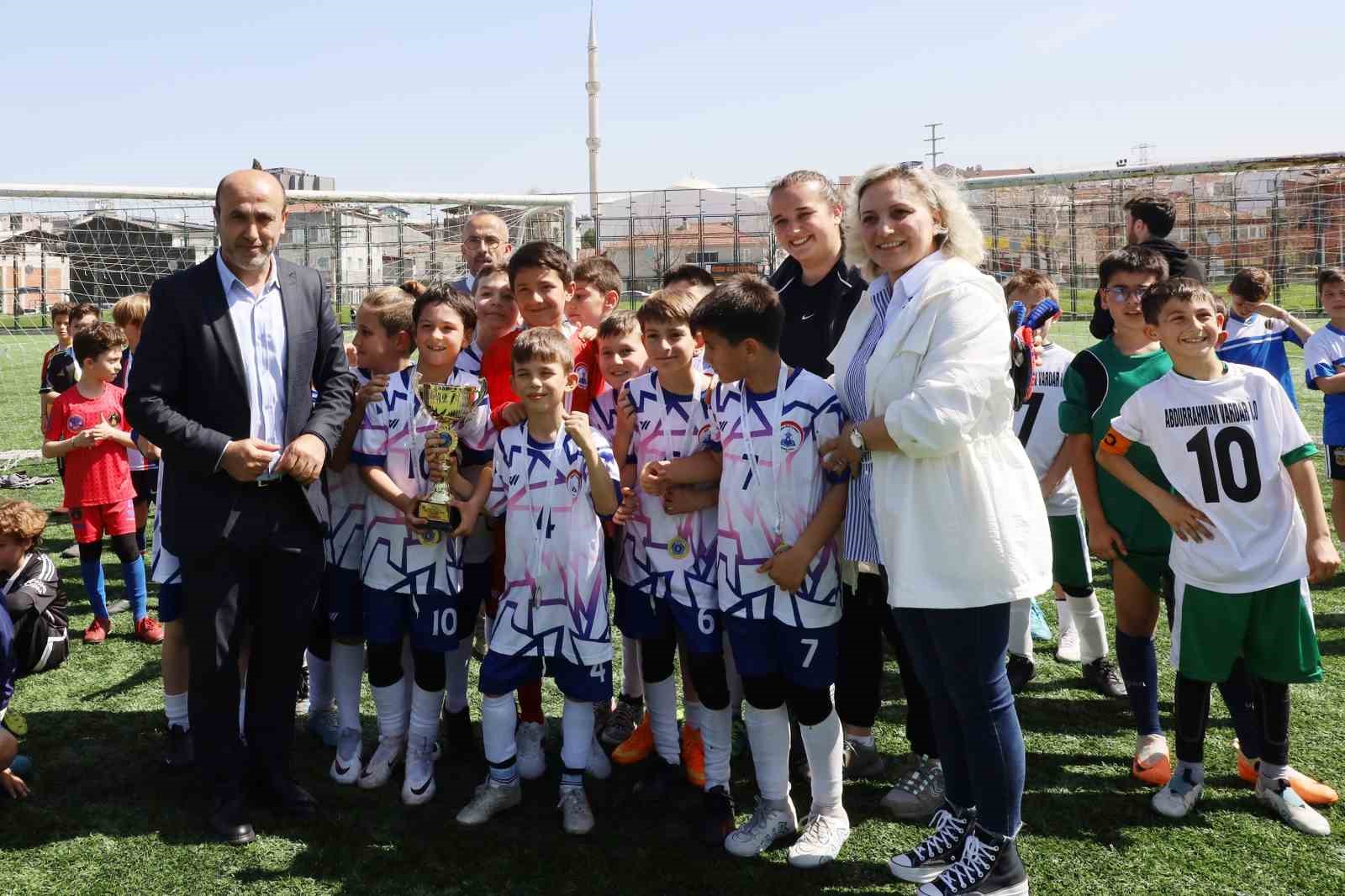 İlkokul Futbol Şenliğinde Kupalar Sahiplerini Buldu