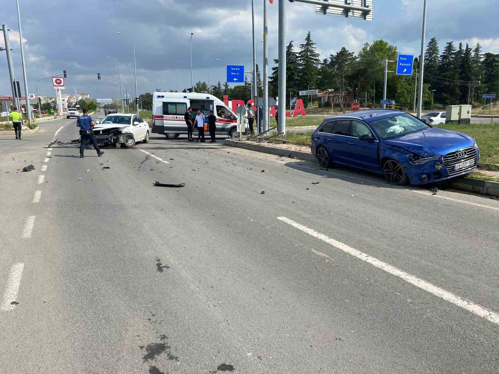 İpsalada 2 Otomobilin Çarpıştığı Kazada 2 Kişi Yaralandı