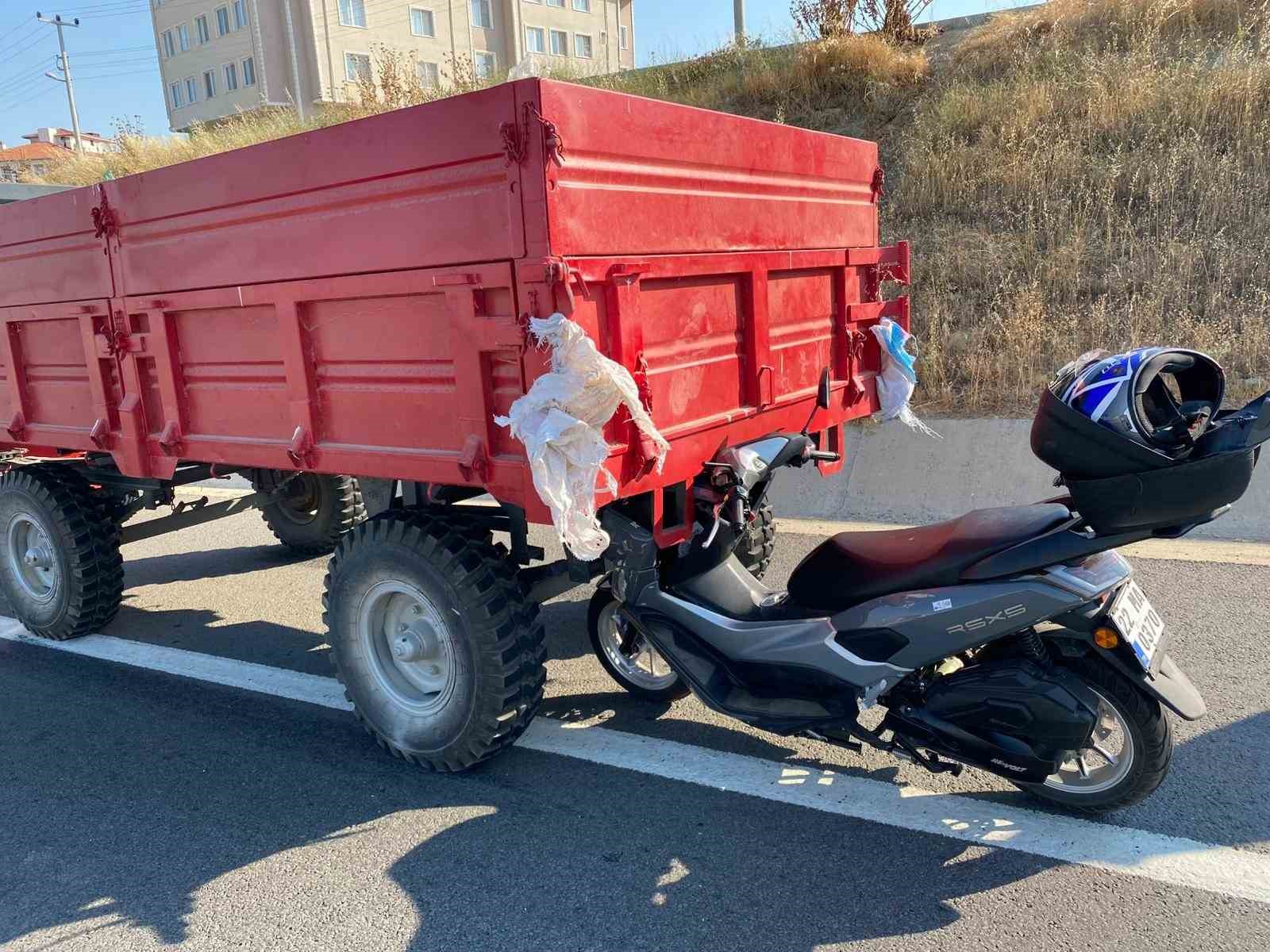 İpsalada Traktör Römorkuna Çarpan Motosikletin Sürücüsü Yaralandı