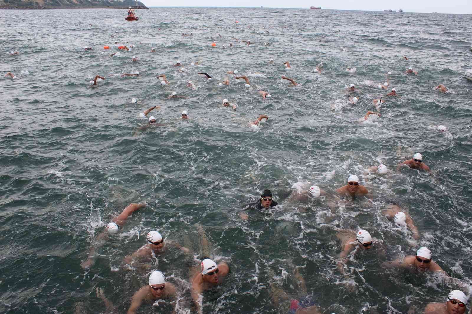 İstanbuldan Gelen 156 Yüzücü, Kiraz Festivalinde 4 Kilometreye Kulaç Attı