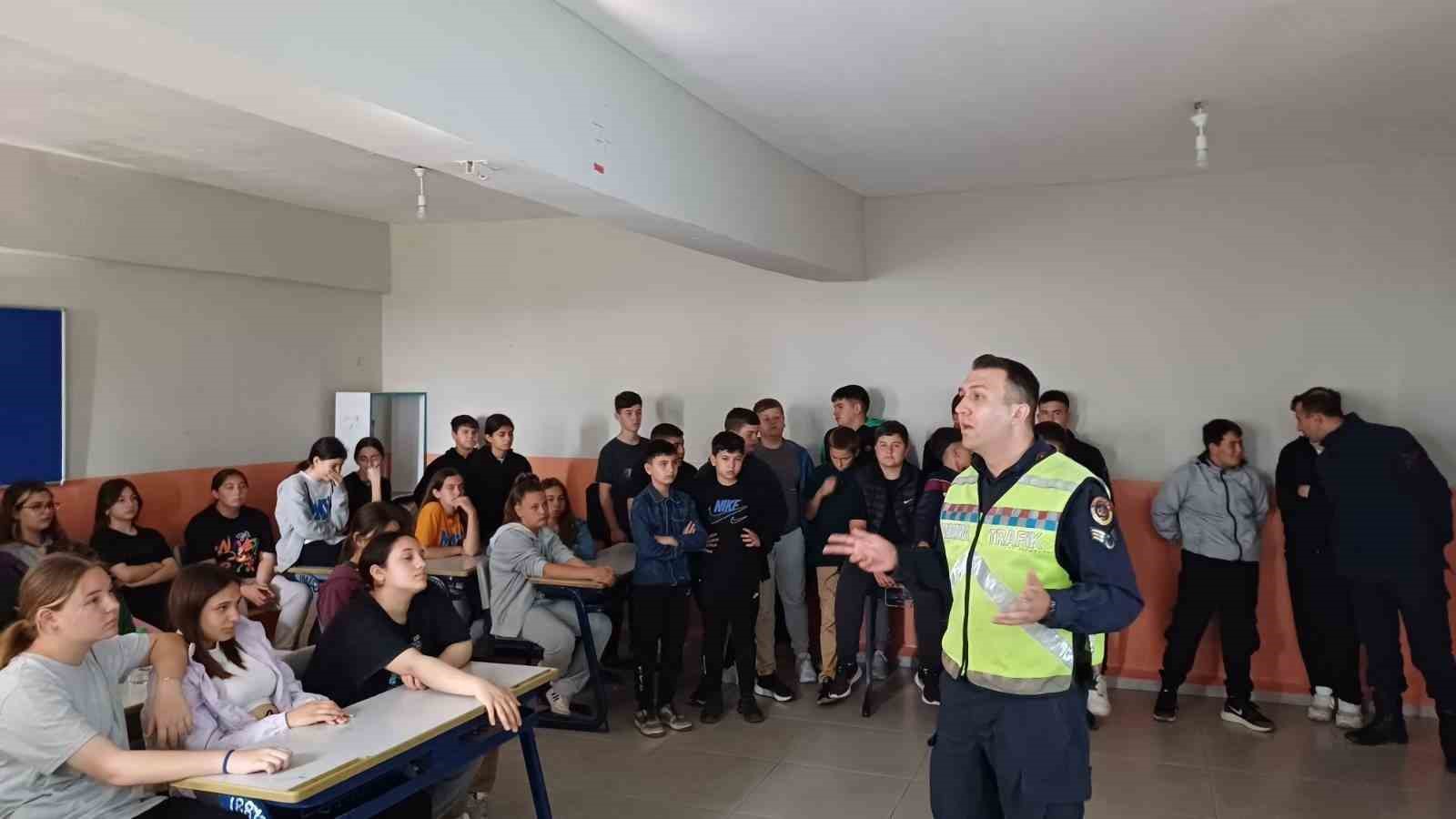 Jandarma Ekiplerinden Öğrencilere Trafik Kuralları Eğitimi