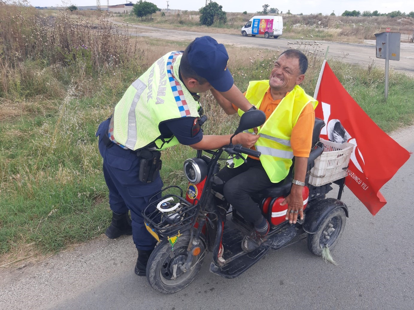 Jandarma, Motosiklet Sürücülerine Reflektif Yelek Dağıttı