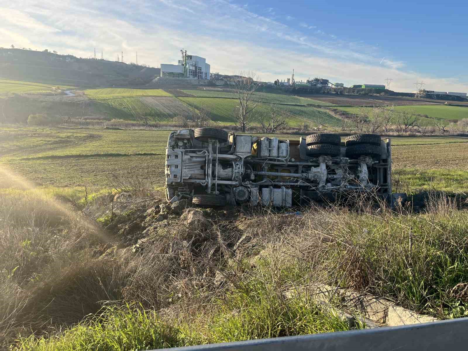 Kamyonun Metrelerce Sürüklendiği Kazadan Emniyet Kemeri Sayesinde Yara Almadan Kurtuldu