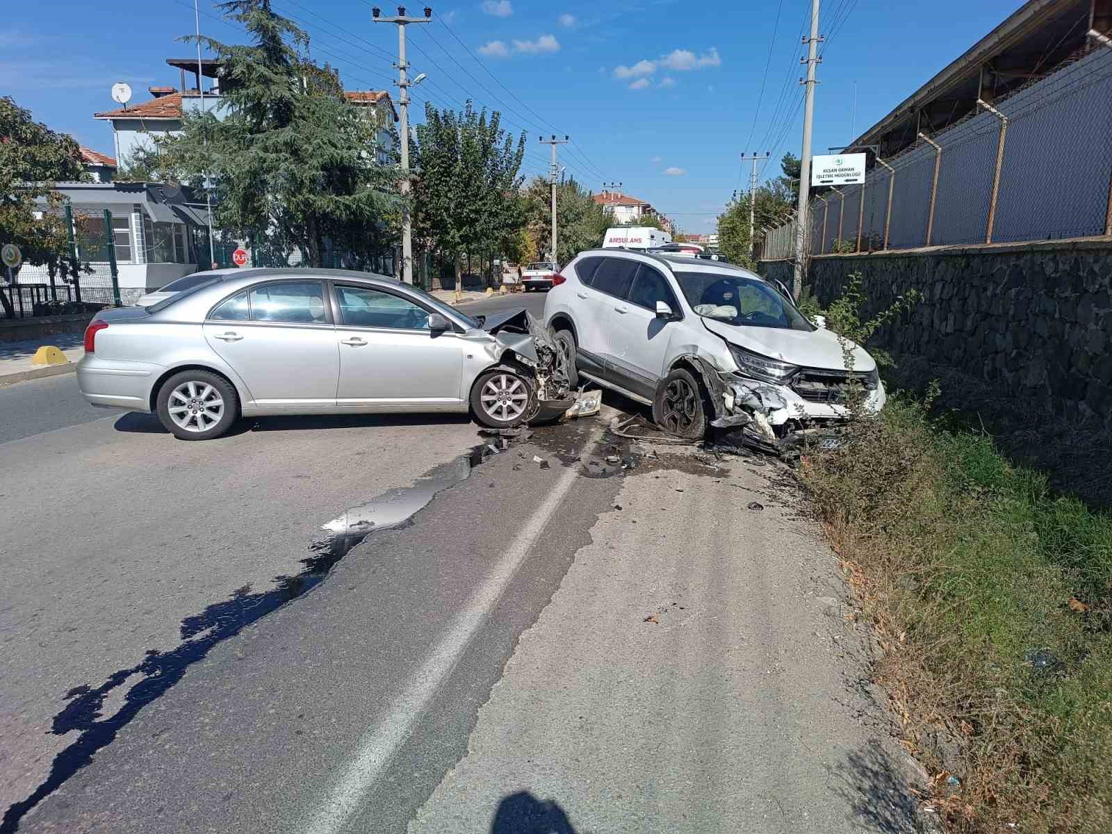 Keşanda İki Otomobilin Çarpıştığı Kazada 1 Kişi Yaralandı