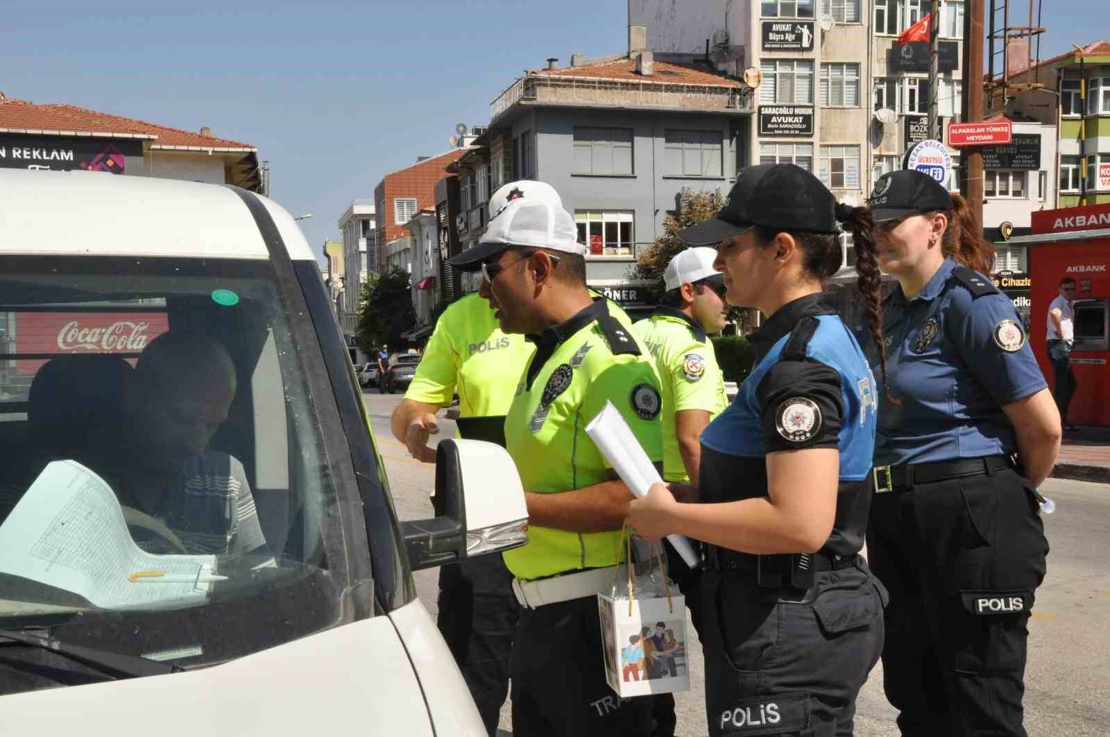 Keşanda Sürücüler, “Sizi Seviyoruz” Sözleri İle Uyardığı Polise Teşekkür Etti