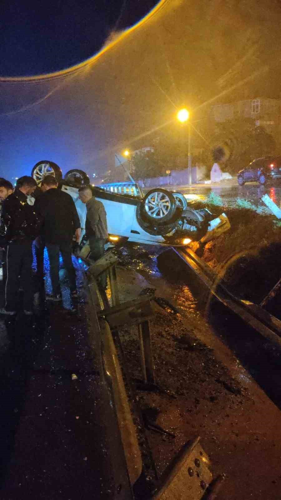 Keşanda Virajı Alamayarak Bariyerlere Çarpan Otomobildeki 3 Kişi Yaralandı