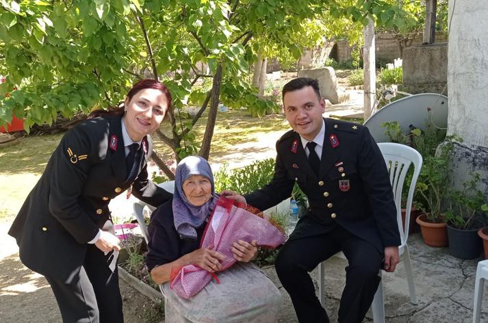 Kırklarelinde Jandarma Ekipleri Şehit Annelerini Unutmadı