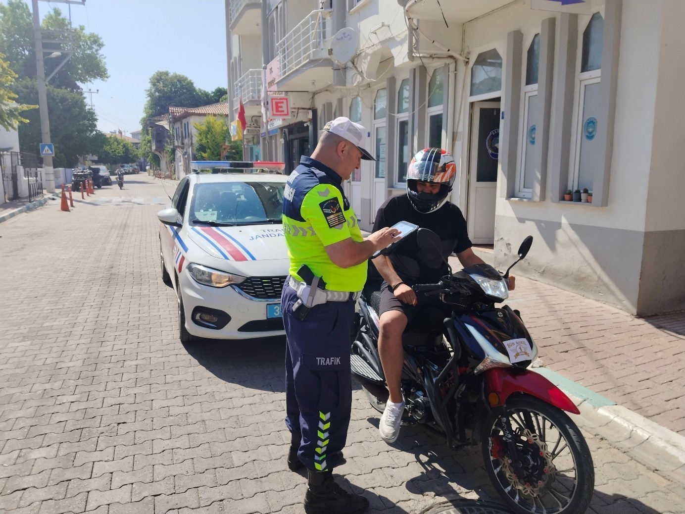 Kırklarelinde Trafik Denetimi:198 Araç Ve Sürücüye İşlem Yapıldı