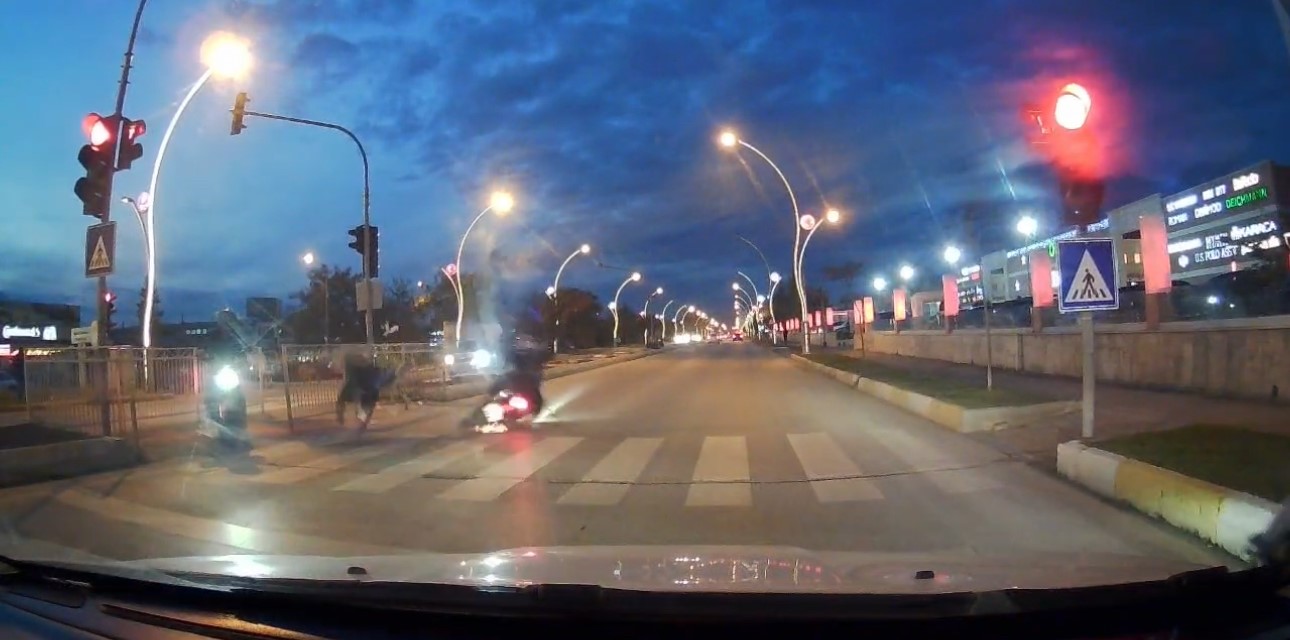 Kırmızı Işık İhlali Yapan Motosikletli Yayaya Çarptı, 2 Kişi Yaralandı: O Anlar Kamerada