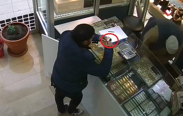 Kuyumcuda Pes Dedirten 105 Bin Liralık Bilezik Hırsızlığı Kamerada