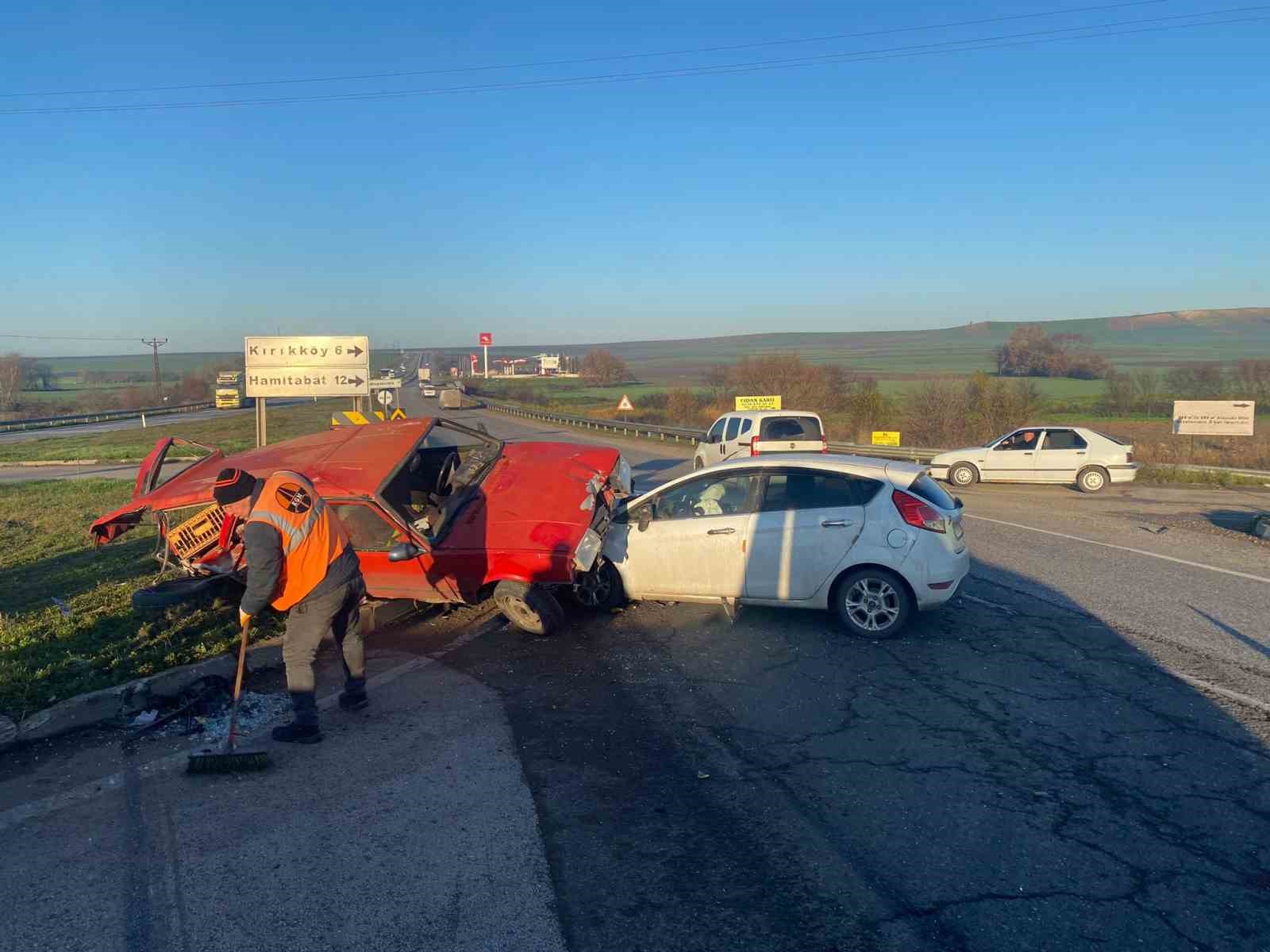 Lüleburgazda Kavşakta Çarpışan Otomobillerin Sürücüleri Yaralandı
