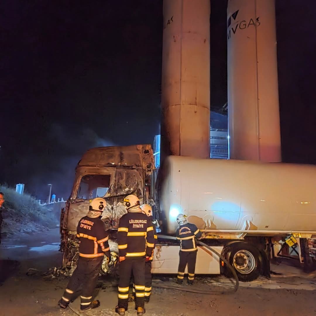 Lüleburgazda Lpg Tankerinde Dolum Sırasında Yangın Çıktı