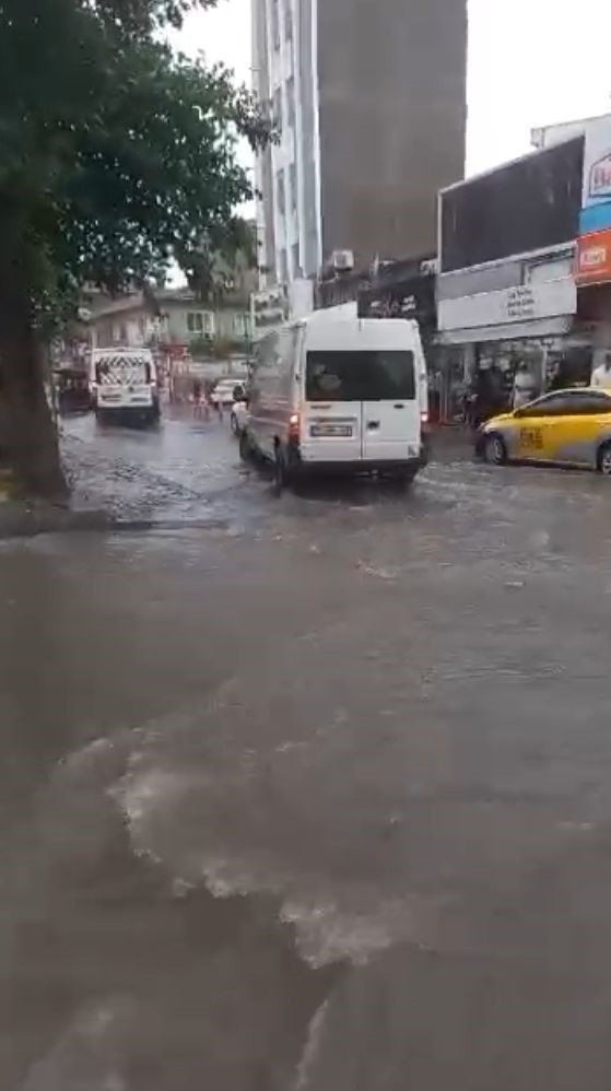 Lüleburgazda Sağanak Yağış Yolları Göle Çevirdi