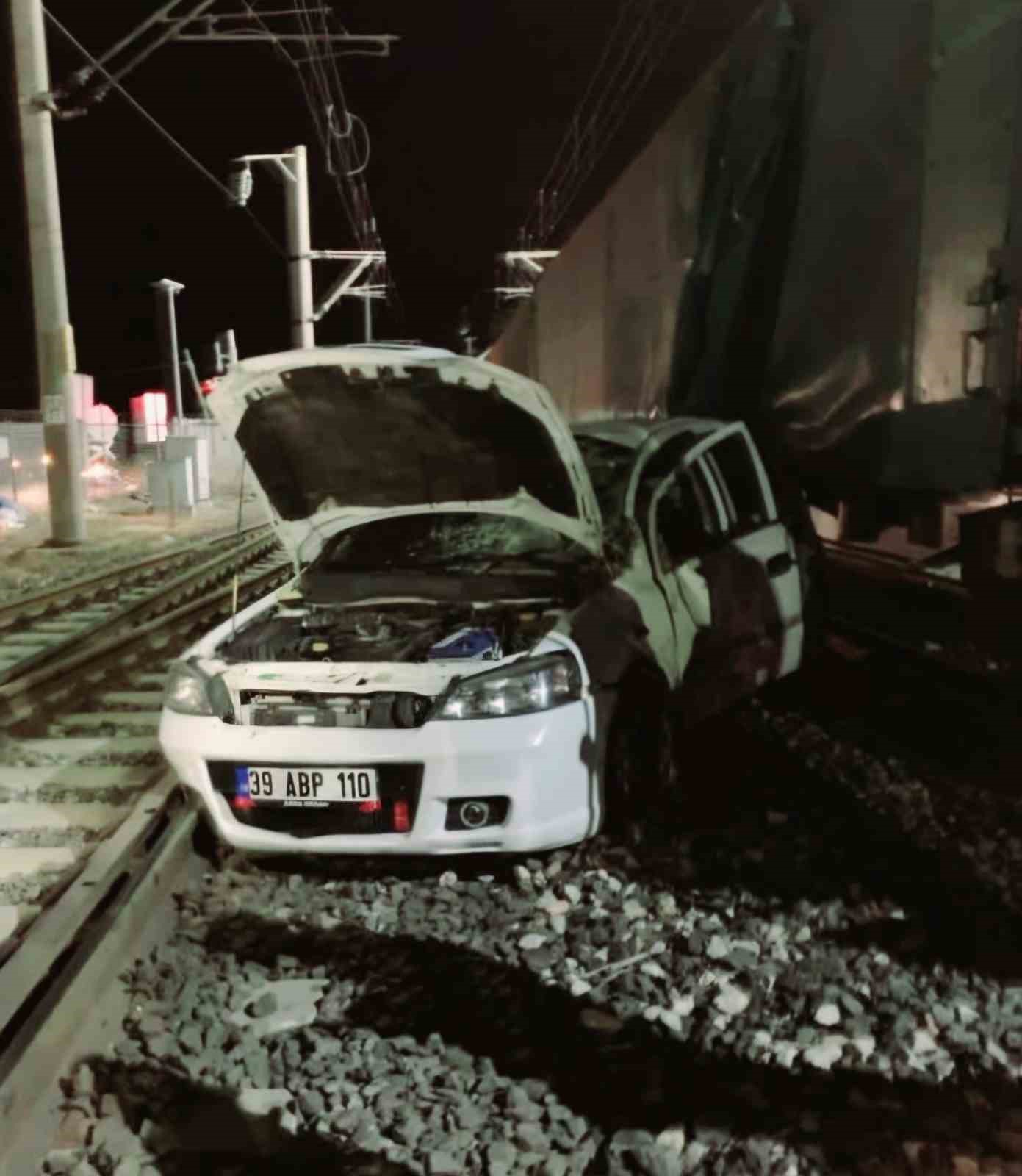 Lüleburgazda Yük Treni İle Otomobil Çarpıştı: 2 Yaralı