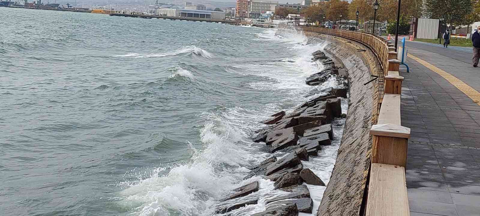 Marmarada Poyraz Etkili Oluyor: Çok Sayıda Gemi Tekirdağ Kıyılarına Demirledi