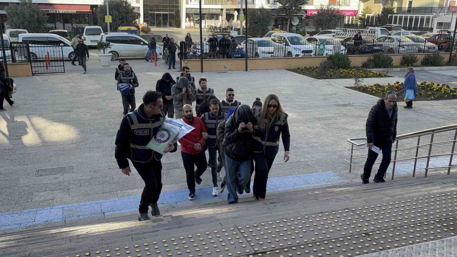 Masaj Salonlarında Fuhuş Operasyonunda 5 Tutuklama