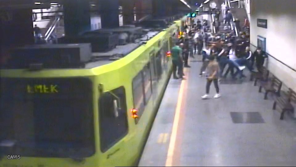 Metrodaki Sigara Kavgası Güvenlik Kamerasında