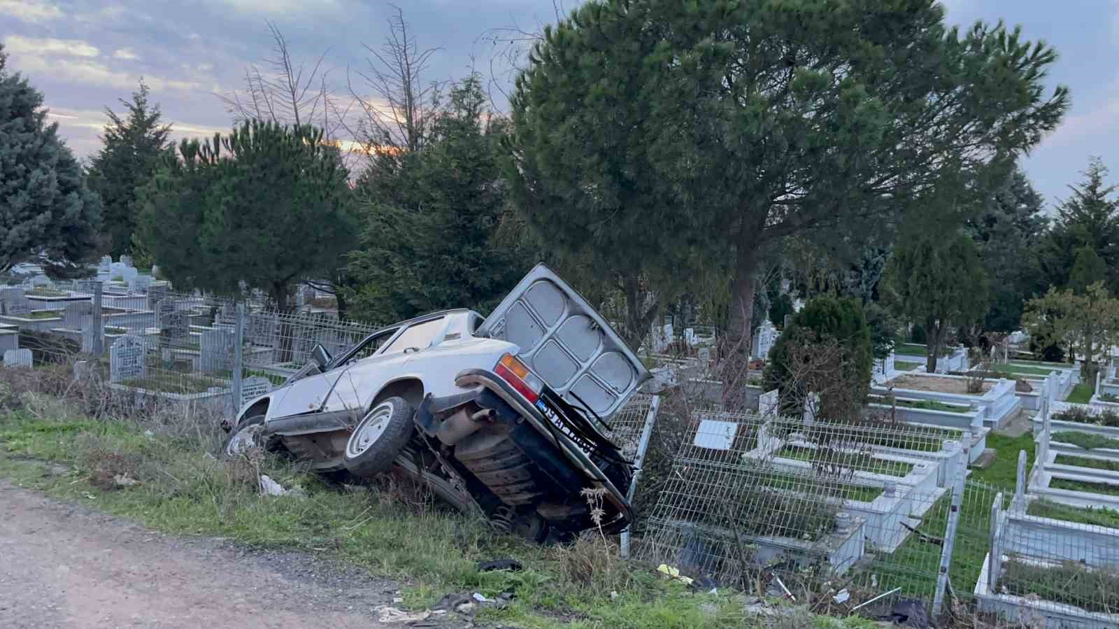 Mezarlığa Uçtu, Firar Etti: Tekrar Kaza Mahalline Gelen Sürücü Alkollü Çıktı