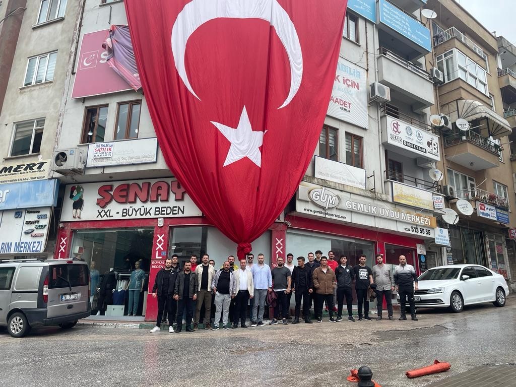 Mhp Gemlik İlçe Başkanı Özcanbaz: Böyle Bir Günde Gemlik Neden Bayraklarla Donatılmadı
