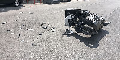 Motosikletli kurye kazada yaralandı