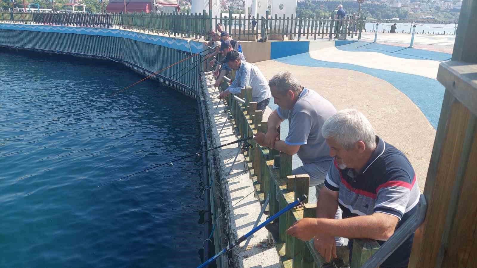 Olta Balıkçılığı Sezonu Açıldı: Oltasını Alan Sahile İniyor