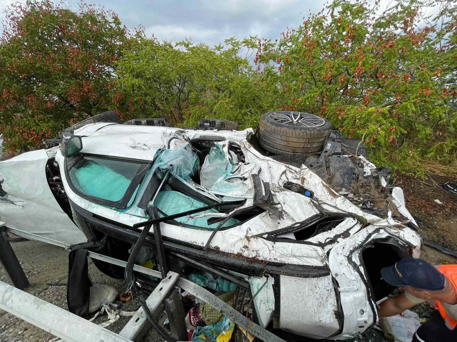 Otobanda Bariyere Çarpan Otomobil Yan Yattı: 4 Yaralı