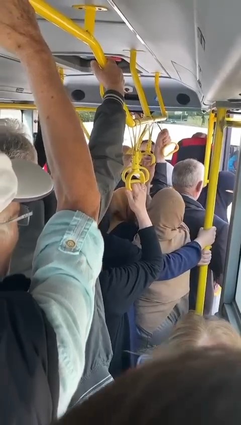 Otobüs Tıklım Tıklım Doldu, Yolcuya Kızan Şoför Hareket Etmedi