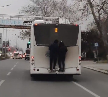 Otobüse Tırmanan Magandaların Tehlikeli Yolculuğu Kameraya Yansıdı