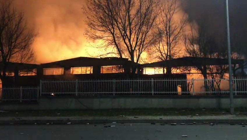 Parfüm Fabrikasındaki Yangın 3 Saattir Sürüyor: Gökyüzü Turuncuya Büründü