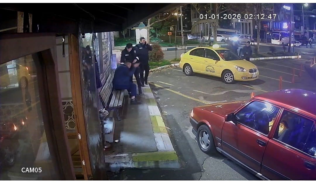 Sarhoş Vatandaş Kendine Zarar Verdi, Polis Uzun Süre İkna Etmeye Çalıştı : O Anlar Güvenlik Kamerasına Yansıdı