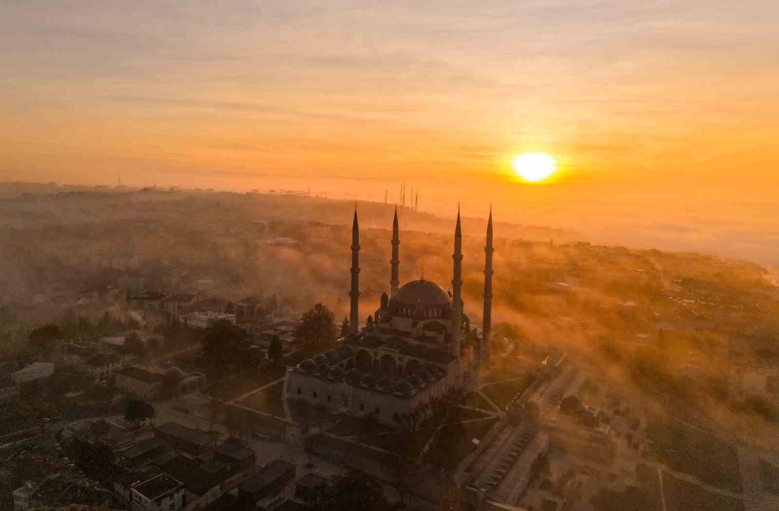 Selimiye Camii, Sis Ve Güneşin İlk Işıklarıyla Kartpostallık Görüntü Sundu