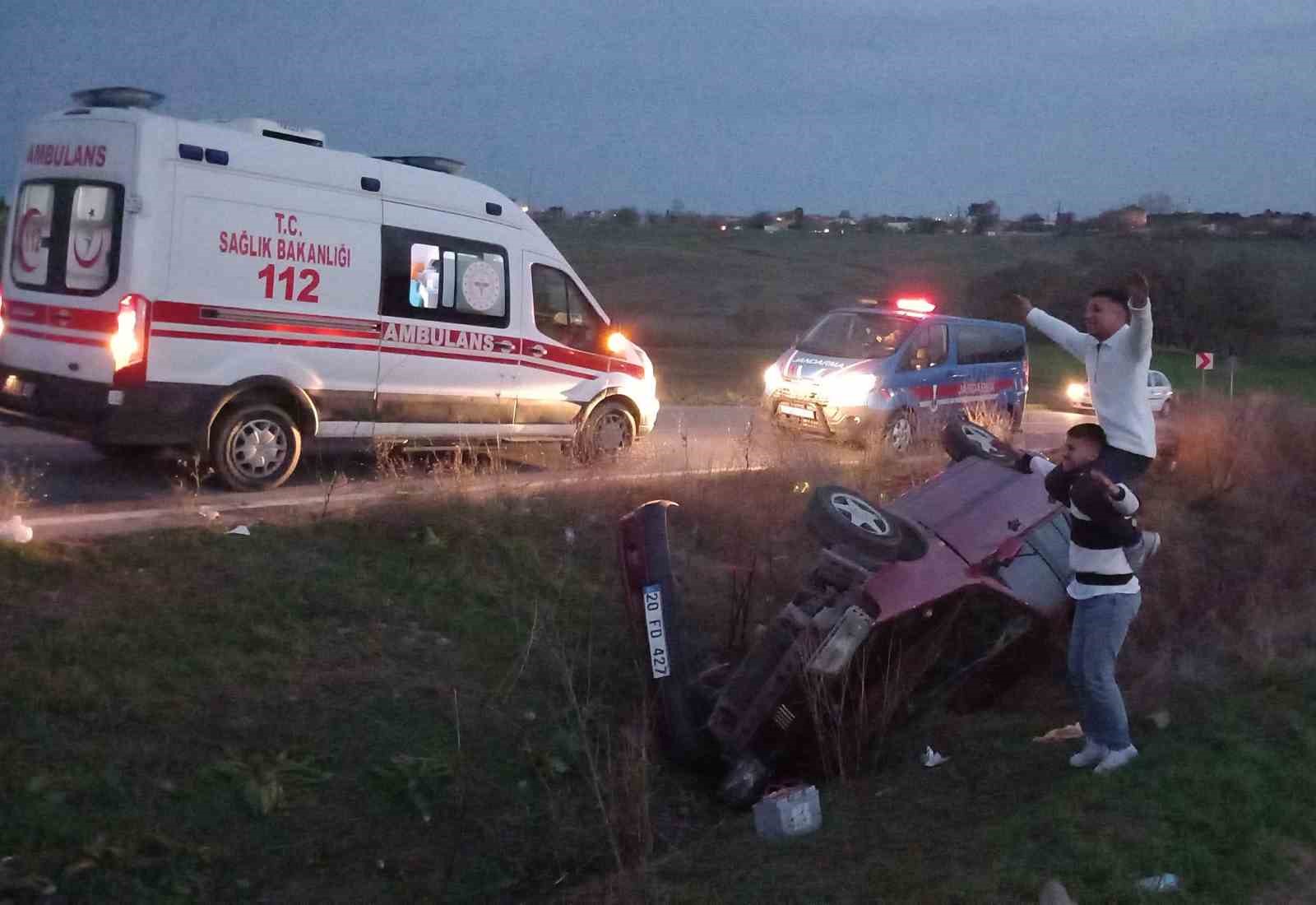Takla Atan Aracın Altından Sağ Salim Çıktı, Arkadaşını Sırtına Alıp Poz Verdi