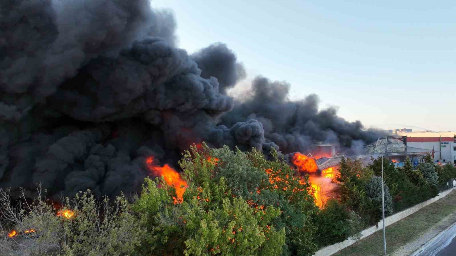 Tekirdağda Alev Alev Yanan Fabrika Havadan Görüntülendi