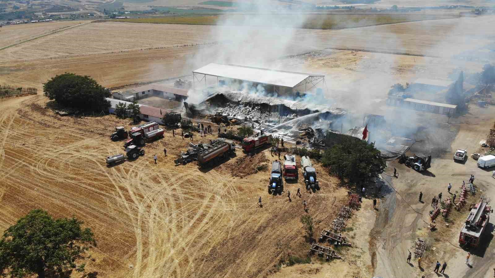 Tekirdağda Çiftlik Yangını: 15 Bin Balya Saman Yandı