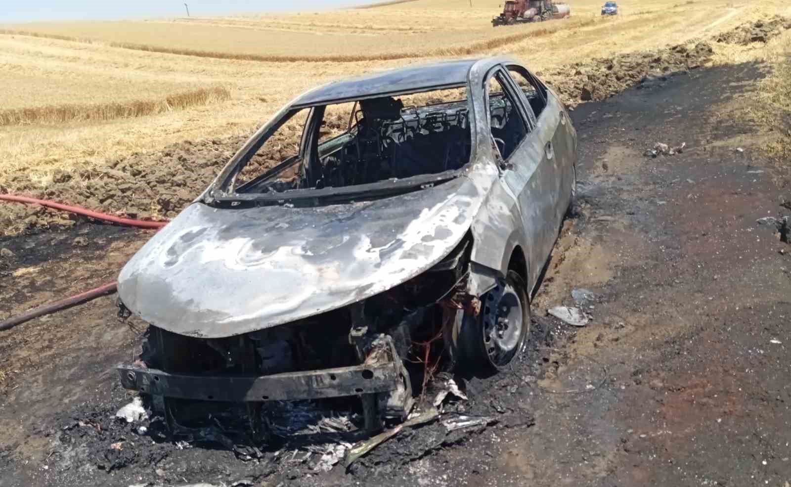 Tekirdağda Egzozdan Çıkan Kıvılcım Otomobili Küle Çevirdi