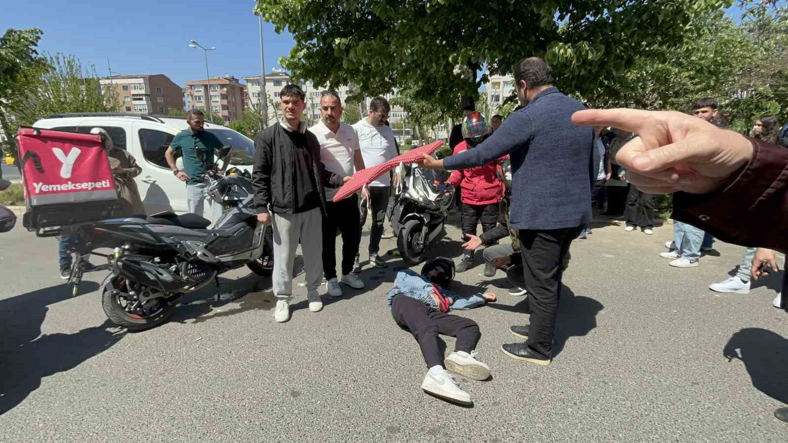 Tekirdağda İki Motosikletin Kafa Kafaya Çarpıştığı Feci Kaza Kamerada