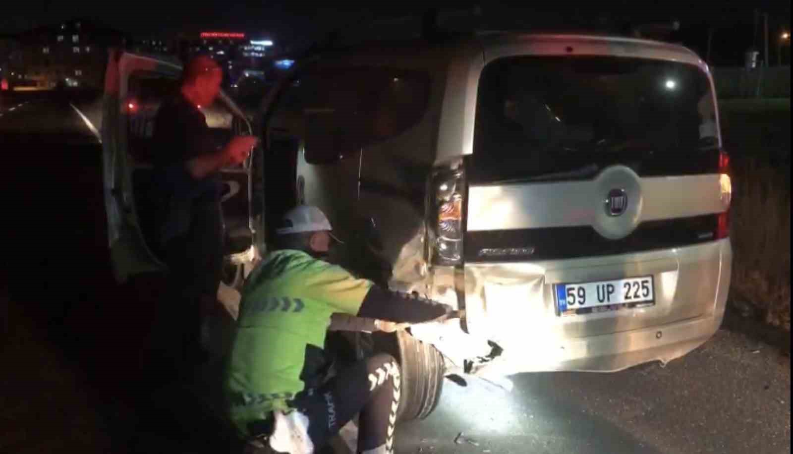 Tekirdağda İki Otomobil Çarpıştı: Tekeri Sıkışan Sürücüye Polis Yardım Etti