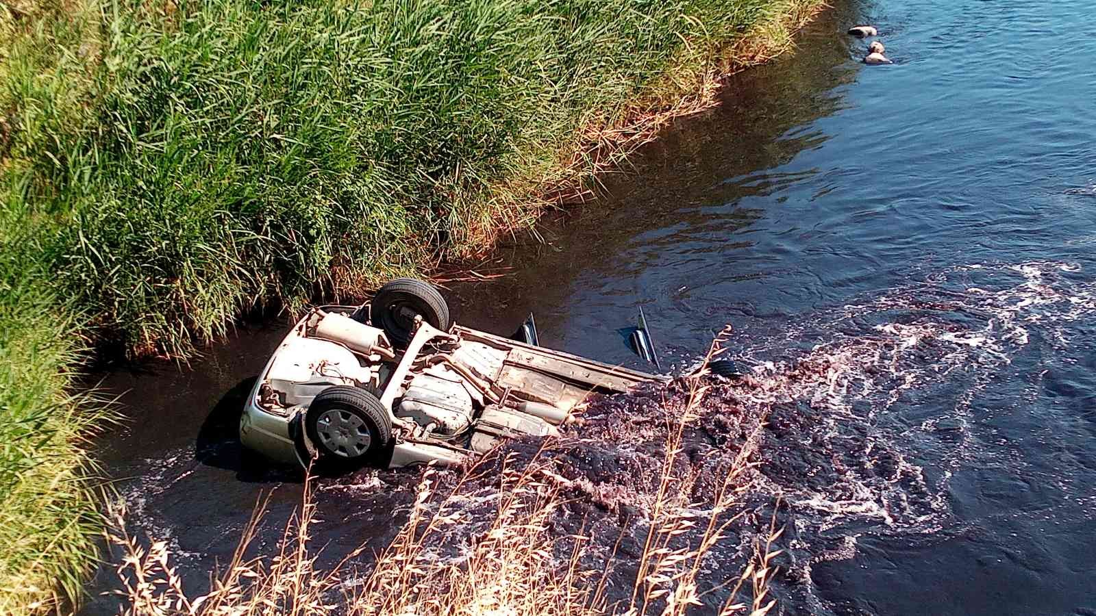 Tekirdağda Otomobil Dereye Uçup Suya Gömüldü: Araçtaki Üç Kişi Yüzerek Karaya Çıktı