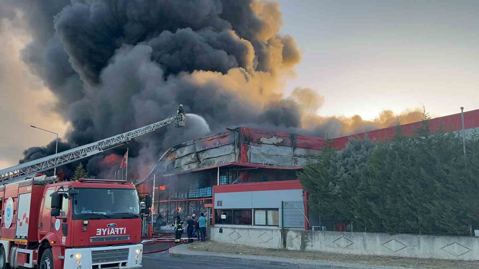 Tekirdağda Plastik Fabrikasındaki Yangına Birçok İlçeden Ekipler Sevk Edildi