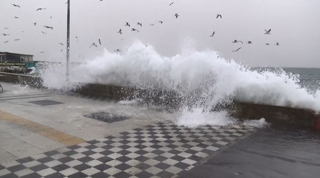 Tekirdağda Şiddetli Fırtına: Dev Dalgalar Kıyıya Vurdu