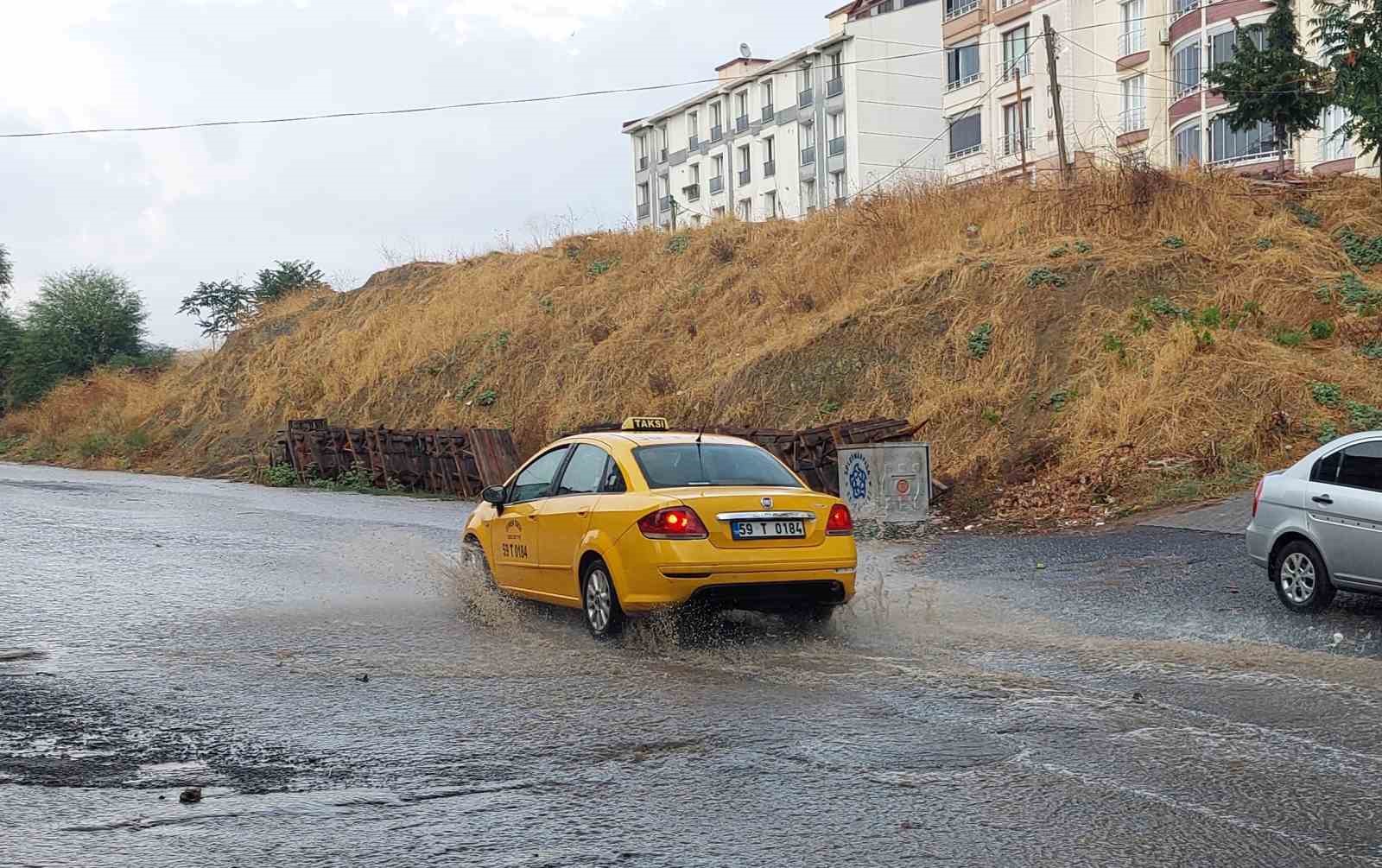 Tekirdağda Şiddetli Yağış 10 Dakikada Sokakları Dereye Dönüştürdü