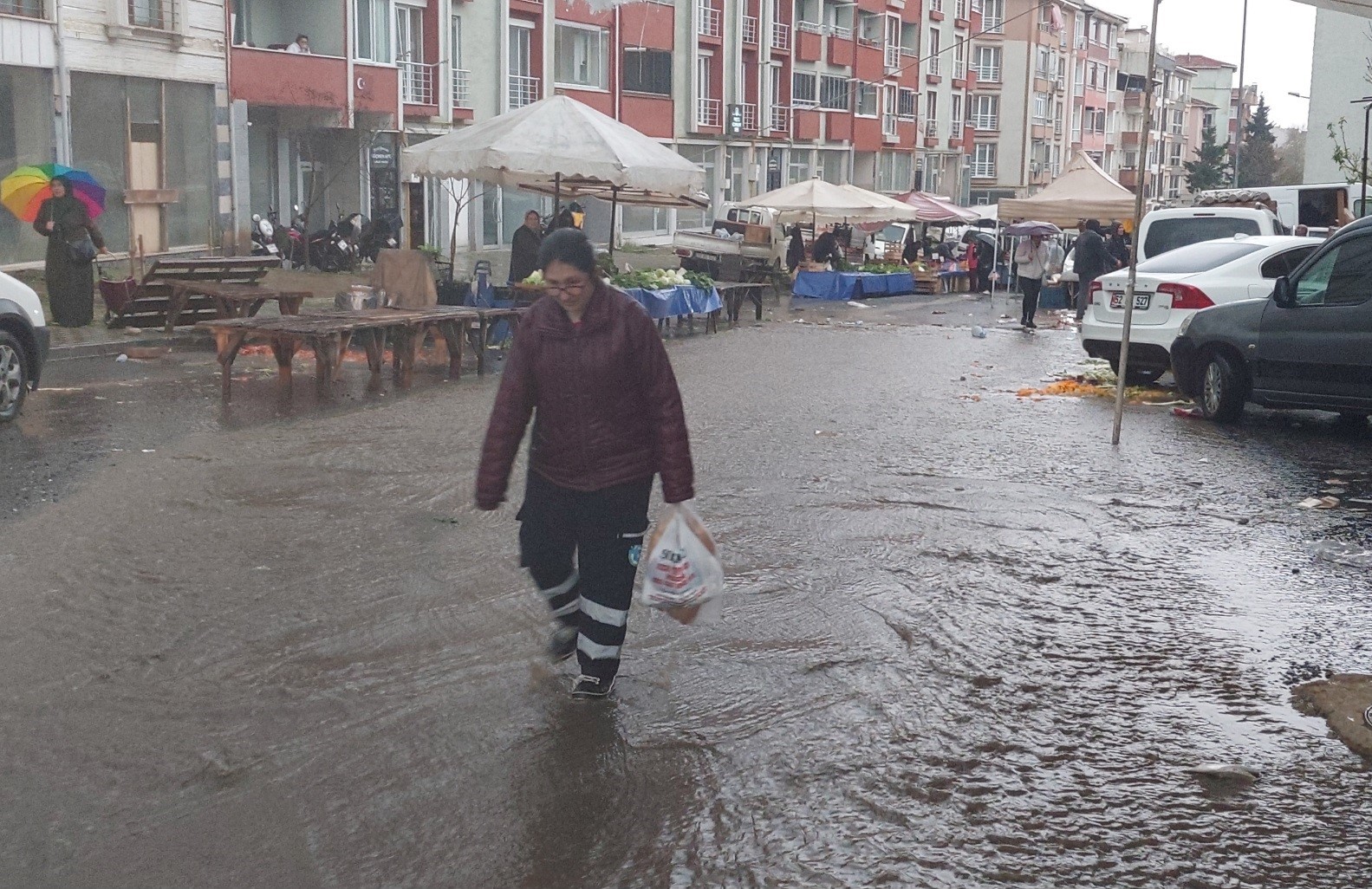 Tekirdağda Şiddetli Yağış: Sokaklar Adeta Dereye Döndü