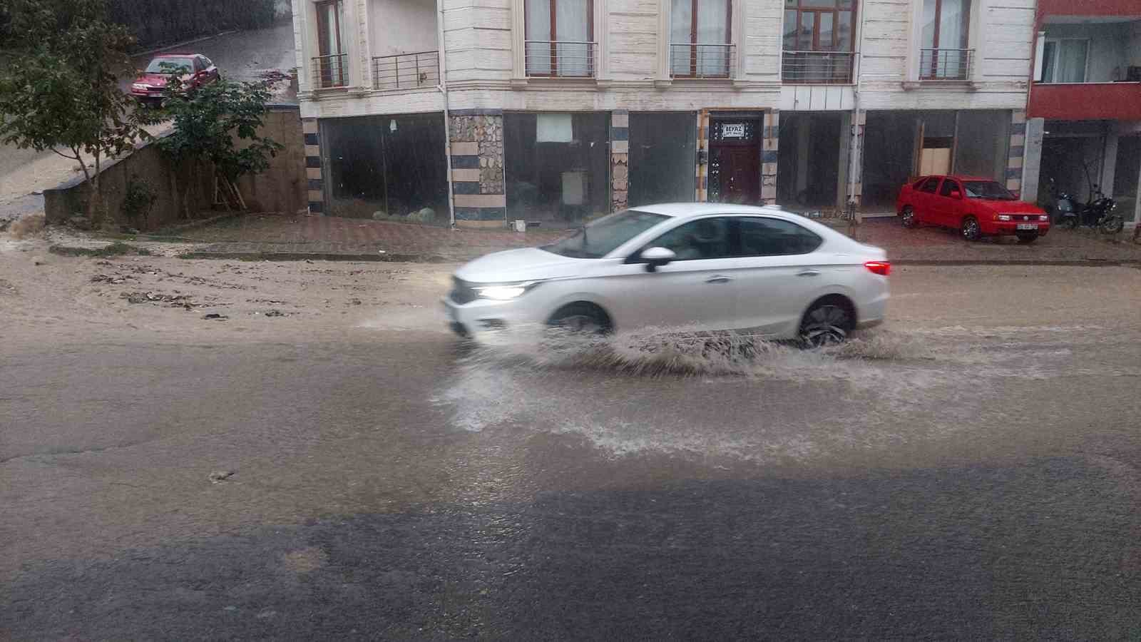 Tekirdağda Şiddetli Yağış: Sokaklar Dere Gibi Aktı