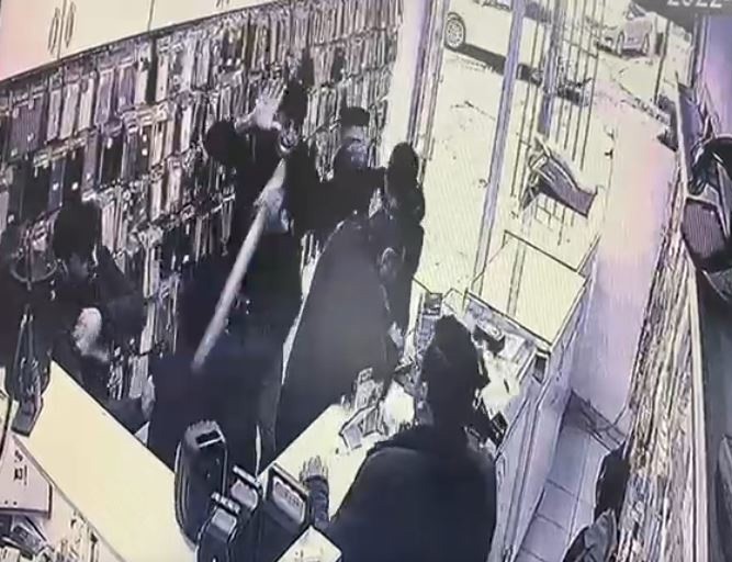 Telefon Dükkanında Sopa Ve Sandalyelerin Havada Uçuştuğu Kavga Kamerada
