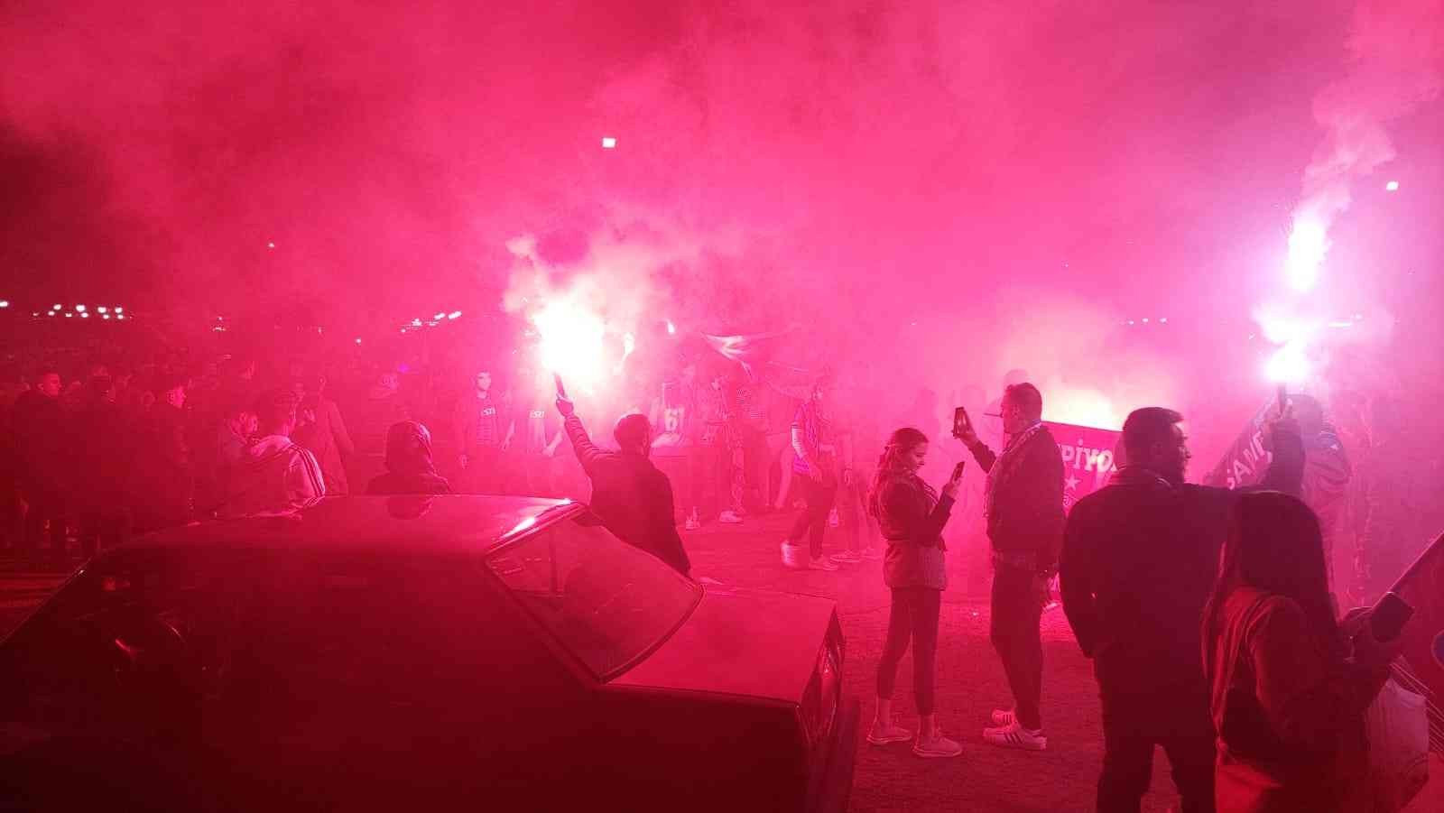Trabzonsporun Tekirdağdaki Taraftarı Çıldırdı; Horon Oynadılar, Tozu Dumana Kattılar