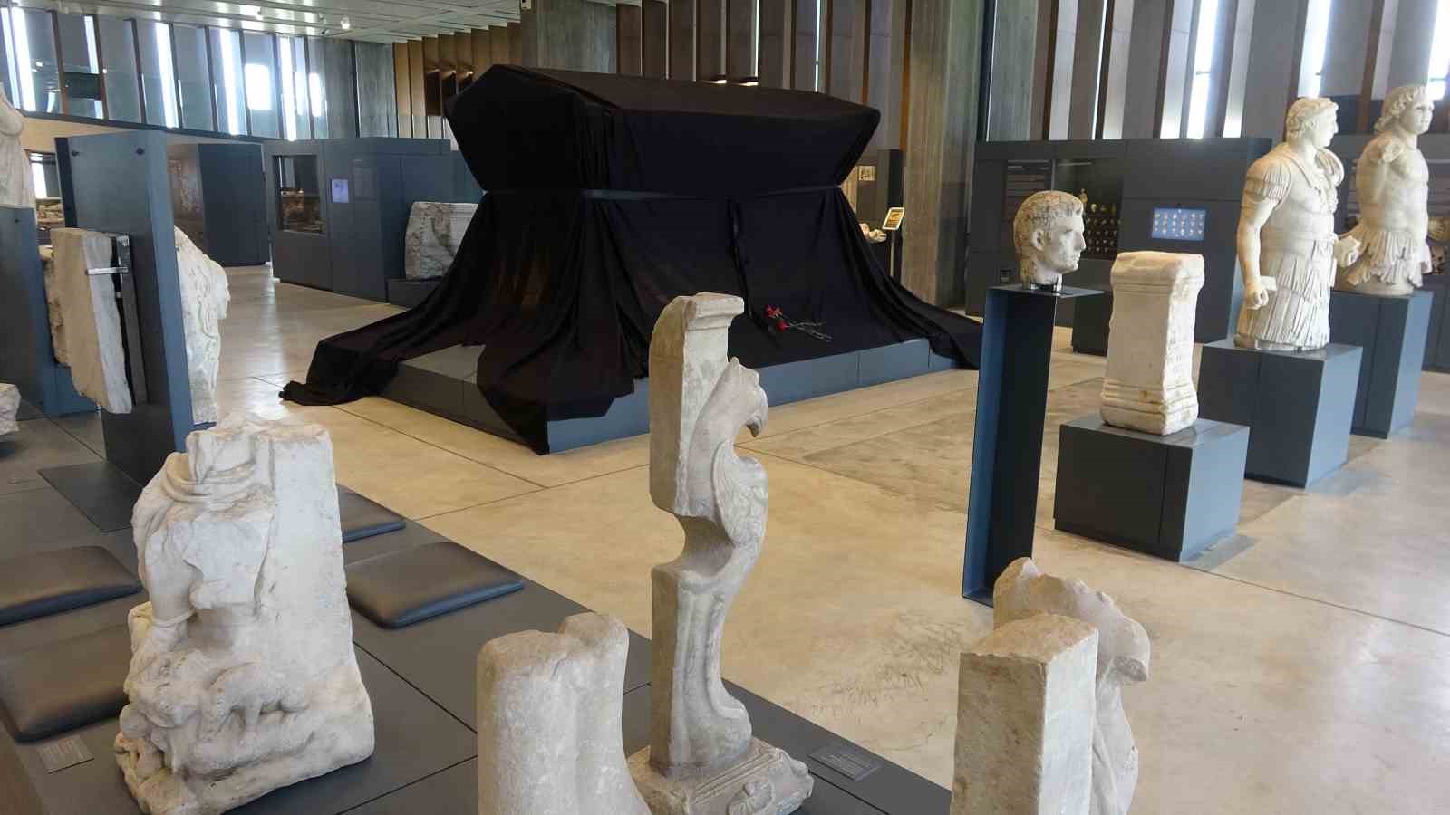 Troya Müzesinde Sergilen Polyksenanın Kurban Edilmesinin Betimlendiği Polyksena Lahti, Siyah Örtüyle Kapatıldı