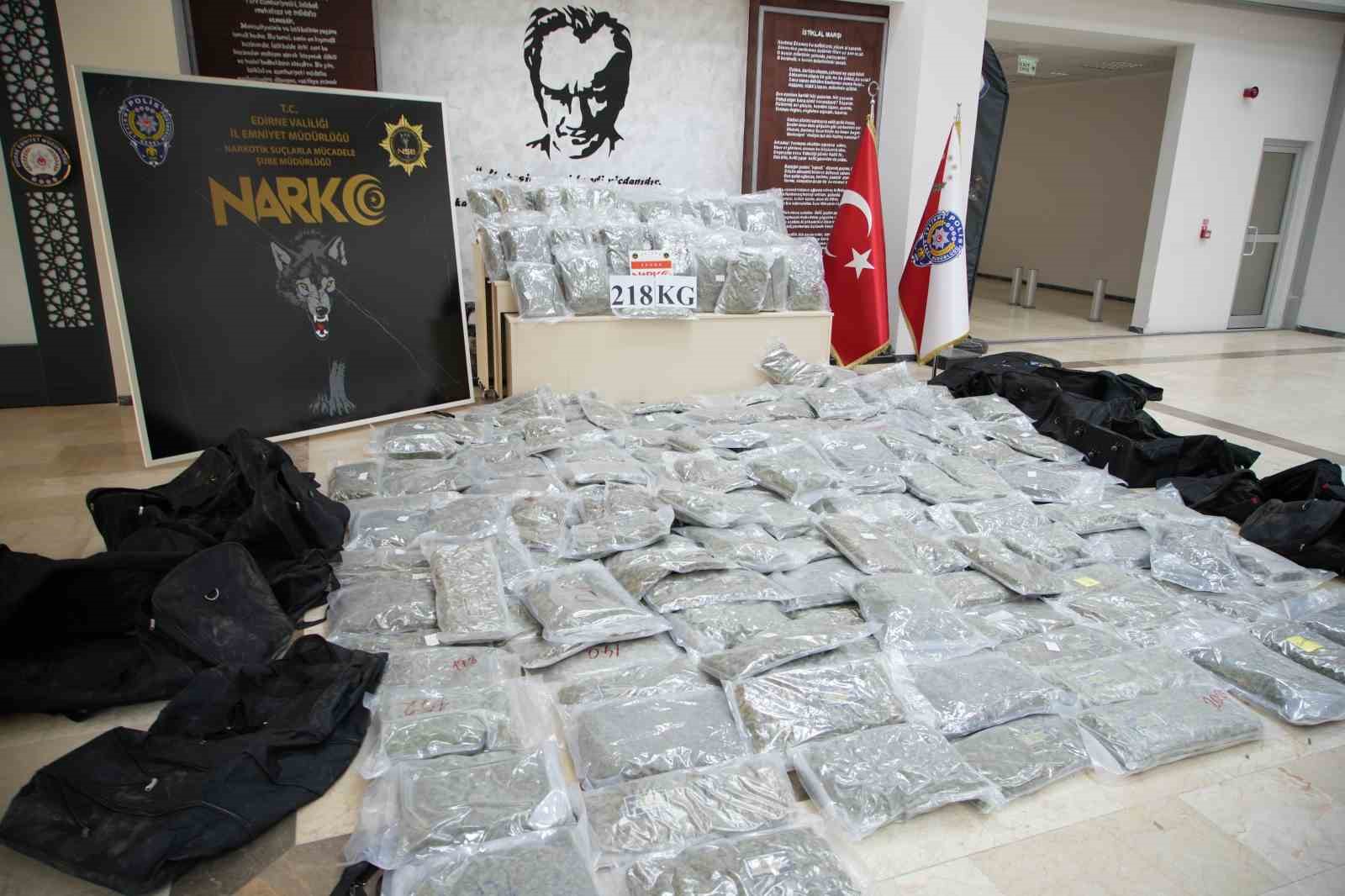 Türkiyeye Valizler Dolusu Uyuşturucu Sokacaklardı: 218 Kilogram Skunk Ele Geçirildi